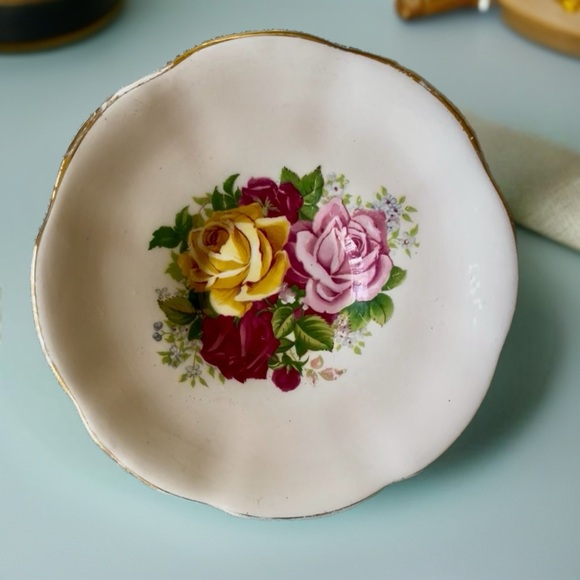 Vintage Queen Anne Gold-Trimmed Teacup and Saucer Set - Picture 4 of 9